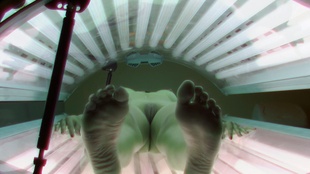 3. Download full pics of Брюнетка возвращается в солярий для третьего раунда from czechsolarium.com