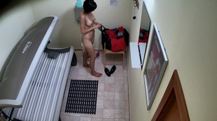 6. Download full pics of Брюнетка возвращается в солярий для третьего раунда from czechsolarium.com