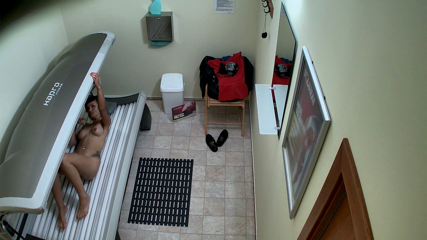 Брюнетка возвращается в солярий для третьего раунда