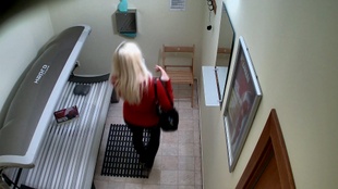 1. Download full pics of Blondine mit juckendem Abzugsfinger beim Spielen erwischt from czechsolarium.com