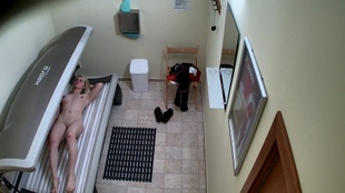 3. Download full pics of Blondine mit juckendem Abzugsfinger beim Spielen erwischt from czechsolarium.com