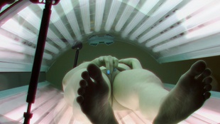 4. Download full pics of Blondine mit juckendem Abzugsfinger beim Spielen erwischt from czechsolarium.com