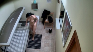 3. Download full pics of タトゥー入りのブルネットが日焼けのために服を脱ぐ from czechsolarium.com