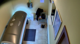 5. Download full pics of タトゥー入りのブルネットが日焼けのために服を脱ぐ from czechsolarium.com