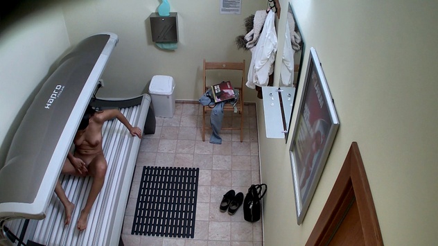 Modella zingara si spoglia nuda nel solarium