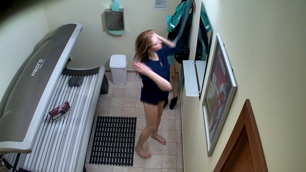 2. Download full pics of 18歳のビッチが日焼けサロンでマンコを擦っている from czechsolarium.com