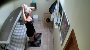 2. Download full pics of Une MILF en silicone se met à poil dans un solarium from czechsolarium.com