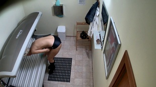 6. Download full pics of Une MILF en silicone se met à poil dans un solarium from czechsolarium.com