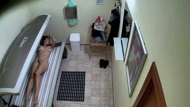 Hairy MILF Gives Us a Free Show in Solarium