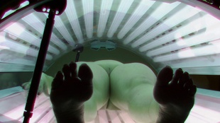 4. Download full pics of Tmavovlasá MILF odhaluje své dlouhé vlasy a velká prsa from czechsolarium.com