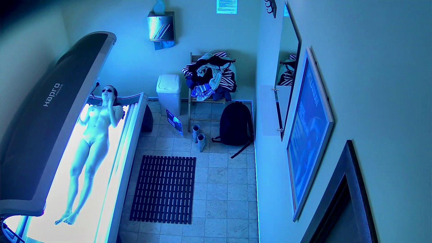 Schoolgirl Gives a Free Show in Solarium