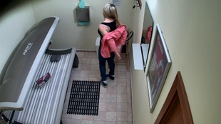 1. Download full pics of Rubia guarra se masturba en el solárium from czechsolarium.com