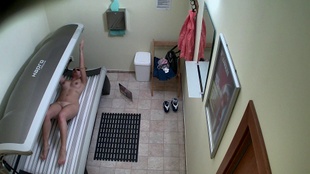 3. Download full pics of Rubia guarra se masturba en el solárium from czechsolarium.com