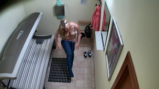 6. Download full pics of Rubia guarra se masturba en el solárium from czechsolarium.com