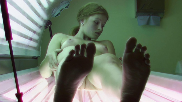 Une ado rousse montre sa chatte dans un solarium