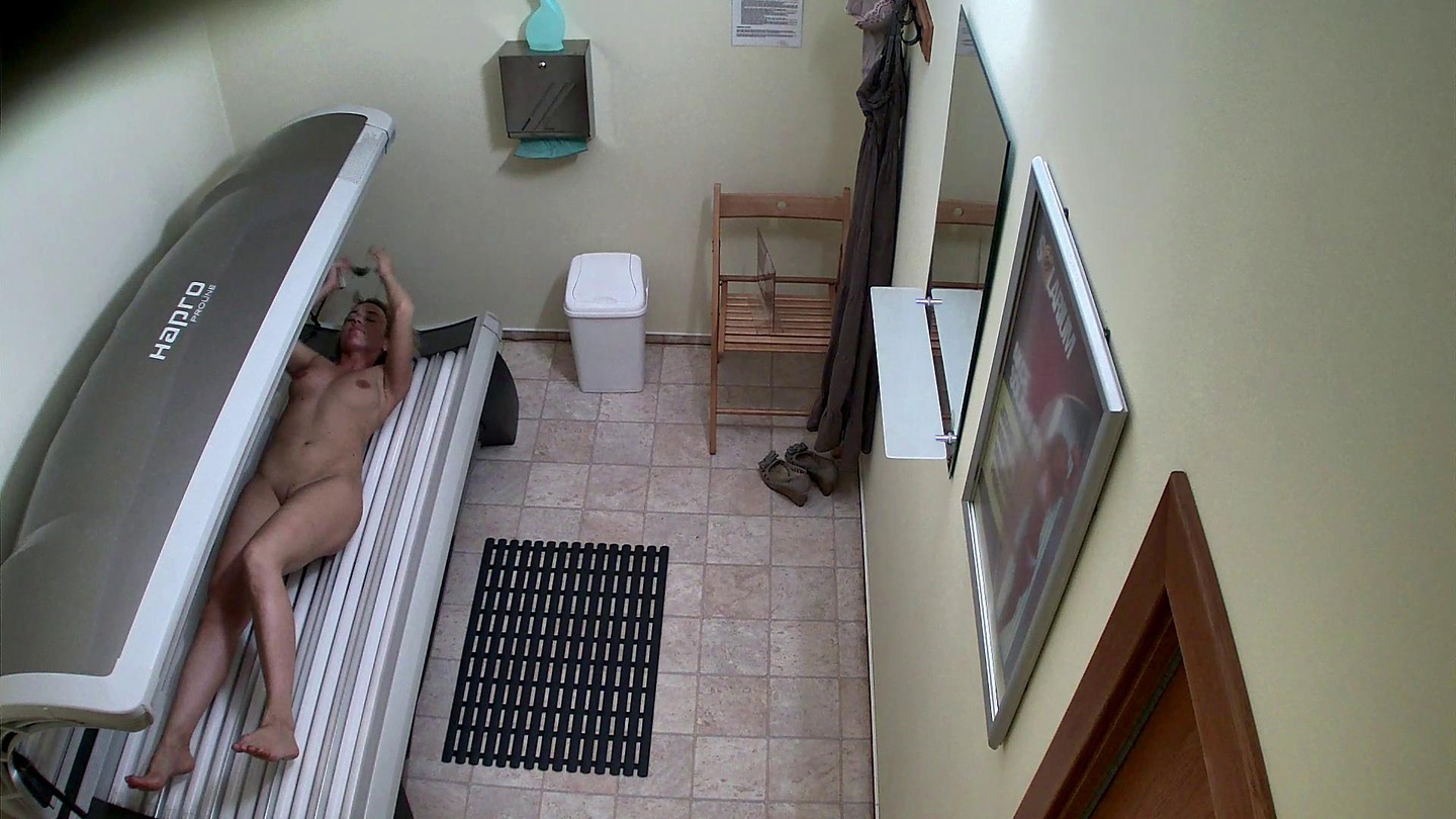 熟女在日光浴室为镜头自慰