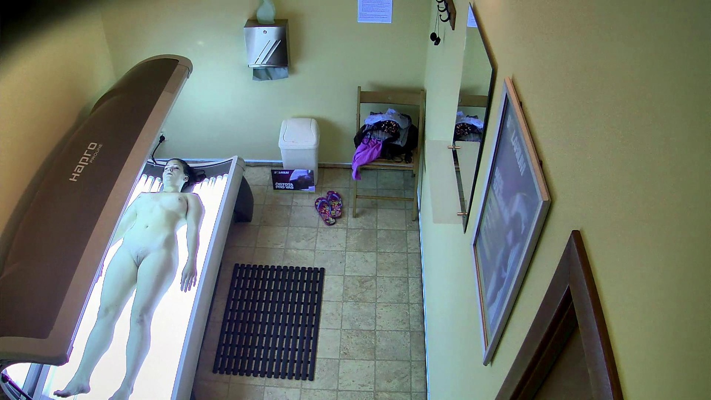 Brunette Slut Visits Solarium for Round 2