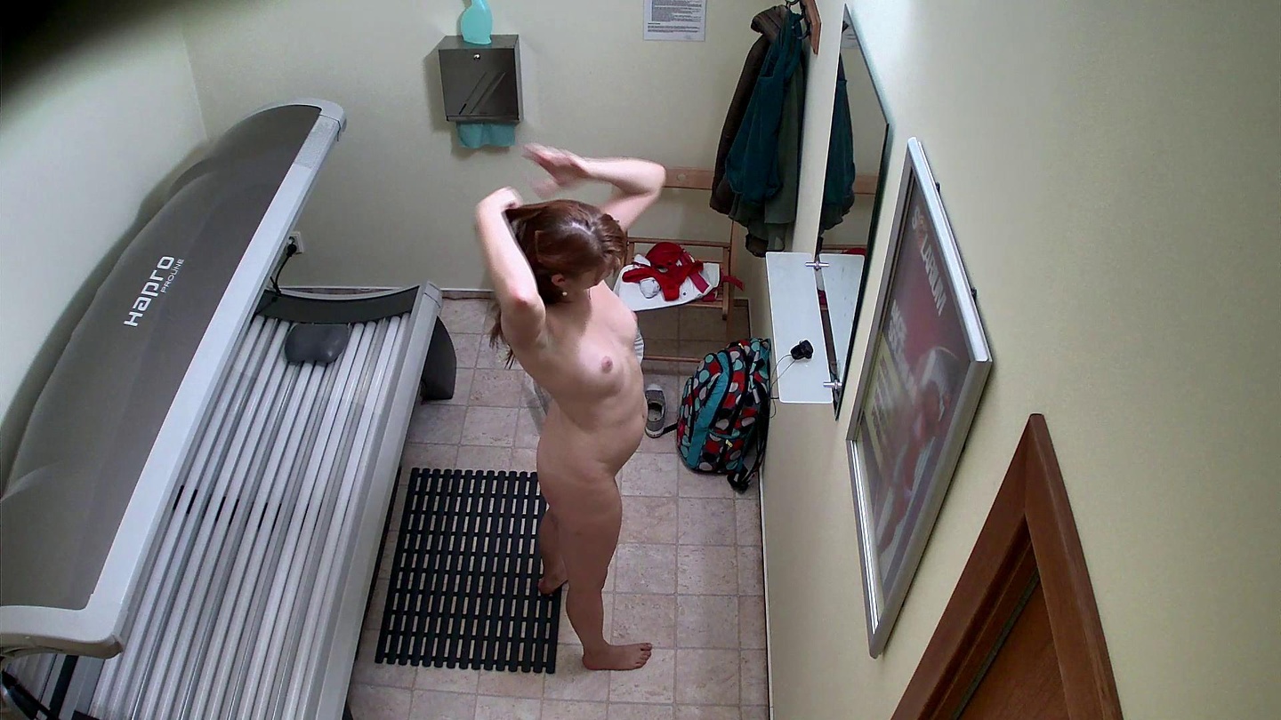 Redhead’s Fiery Solarium Performance