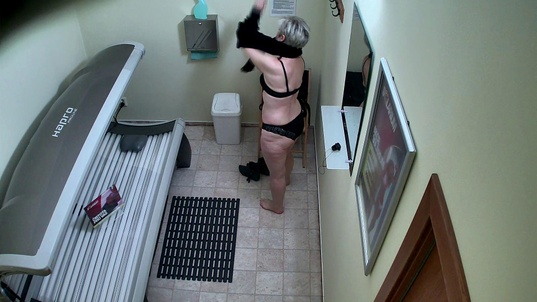 2. Download full pics of Mature Beauty Plays with Herself in Solarium from czechsolarium.com