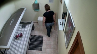 1. Download full pics of Brunette skønhed nyder solen from czechsolarium.com