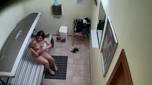 3. Download full pics of Brunette skønhed nyder solen from czechsolarium.com