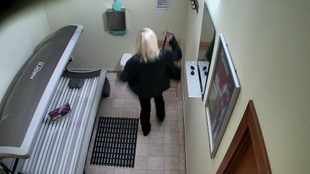 1. Download full pics of Mature Lady’s Playful Solarium Session from czechsolarium.com