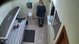 1. Download full pics of Une blonde occupe le devant de la scène dans Solarium from czechsolarium.com