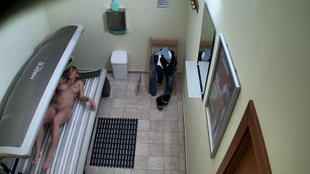 3. Download full pics of Une blonde occupe le devant de la scène dans Solarium from czechsolarium.com