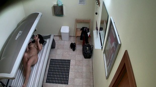 3. Download full pics of La performance sensationnelle de Divine MILF from czechsolarium.com