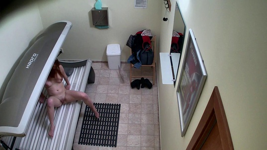 6. Download full pics of Junge Rothaarige glänzt im Solarium from czechsolarium.com