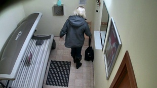 1. Download full pics of Le spectacle séduisant de la blonde au solarium from czechsolarium.com