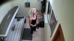 2. Download full pics of Le spectacle séduisant de la blonde au solarium from czechsolarium.com