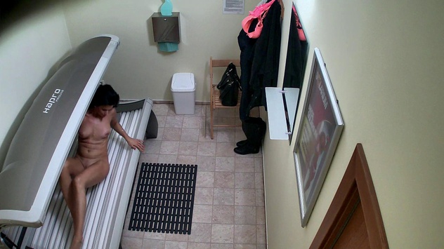 Czech Solarium: Cute MILF Plays in Solarium