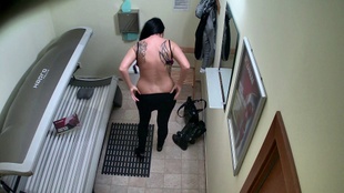 2. Download full pics of Die Überraschung der dunkelhaarigen Prinzessin im Solarium from czechsolarium.com