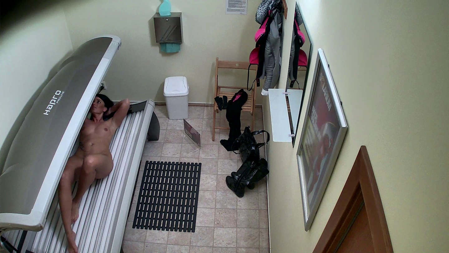 Die Überraschung der dunkelhaarigen Prinzessin im Solarium