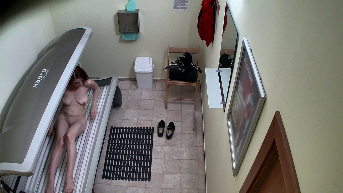 性感红发女郎点亮日光浴室