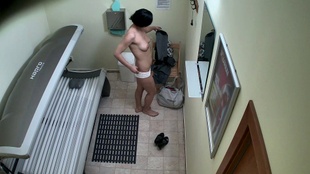 2. Download full pics of Mørkhårede prinsesses sensationelle optræden from czechsolarium.com