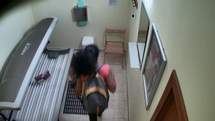 1. Download full pics of La tentadora aventura de Young Gypsy en el solárium from czechsolarium.com