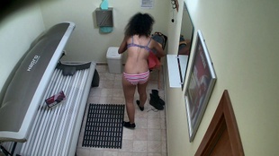 2. Download full pics of La tentadora aventura de Young Gypsy en el solárium from czechsolarium.com