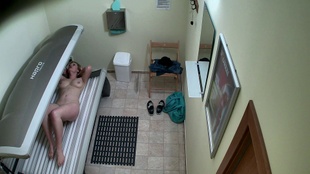 4. Download full pics of Busty Blondes vilde solarium-optræden from czechsolarium.com