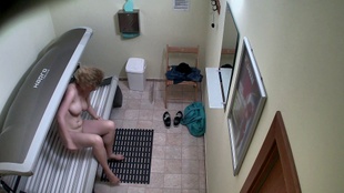 6. Download full pics of Busty Blondes vilde solarium-optræden from czechsolarium.com