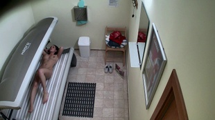 4. Download full pics of 巨乳の18歳が丸見え from czechsolarium.com