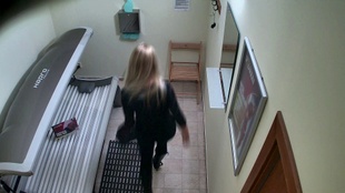 1. Download full pics of Morena safada exposta no solário from czechsolarium.com