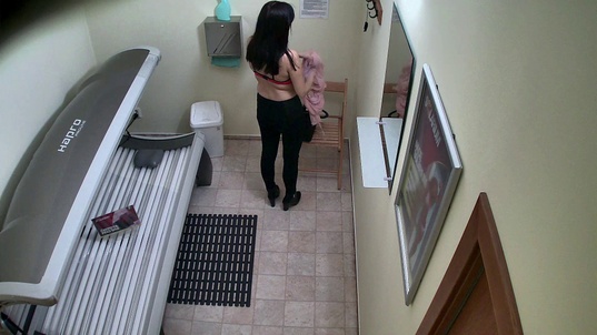 1. Download full pics of Slim Teen in Solarium—Caught from czechsolarium.com