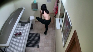 2. Download full pics of Slim Teen in Solarium—Caught from czechsolarium.com