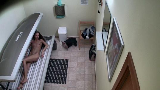 5. Download full pics of MILF i solarium – fanget ubevidst from czechsolarium.com