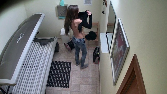 6. Download full pics of MILF i solarium – fanget ubevidst from czechsolarium.com