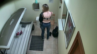 1. Download full pics of Blonde 18 y/o in the solarium 1 from czechsolarium.com