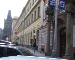 1. Download full pics of WC público com Julie from czechstreets.com