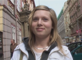 2. Download full pics of WC público com Julie from czechstreets.com